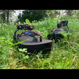 Teva platform size 8 thong sandal black & floral